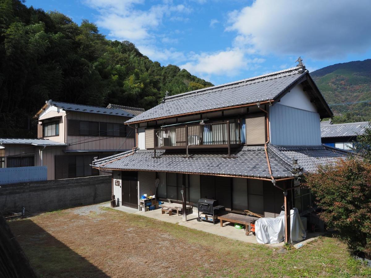 四国旅行のhub拠点 古民家ゲストハウス Heso Camp Miyoshi  Exterior foto